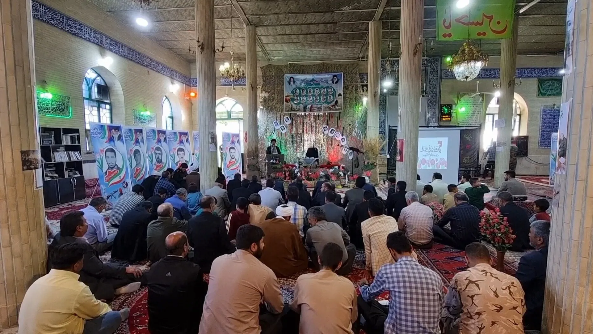 مردم فریدن با حضور در مسجد روستای گنجه فریدن یاد و خاطره ۱۲ شهید گلگون کفن این محل را گرامی داشتند