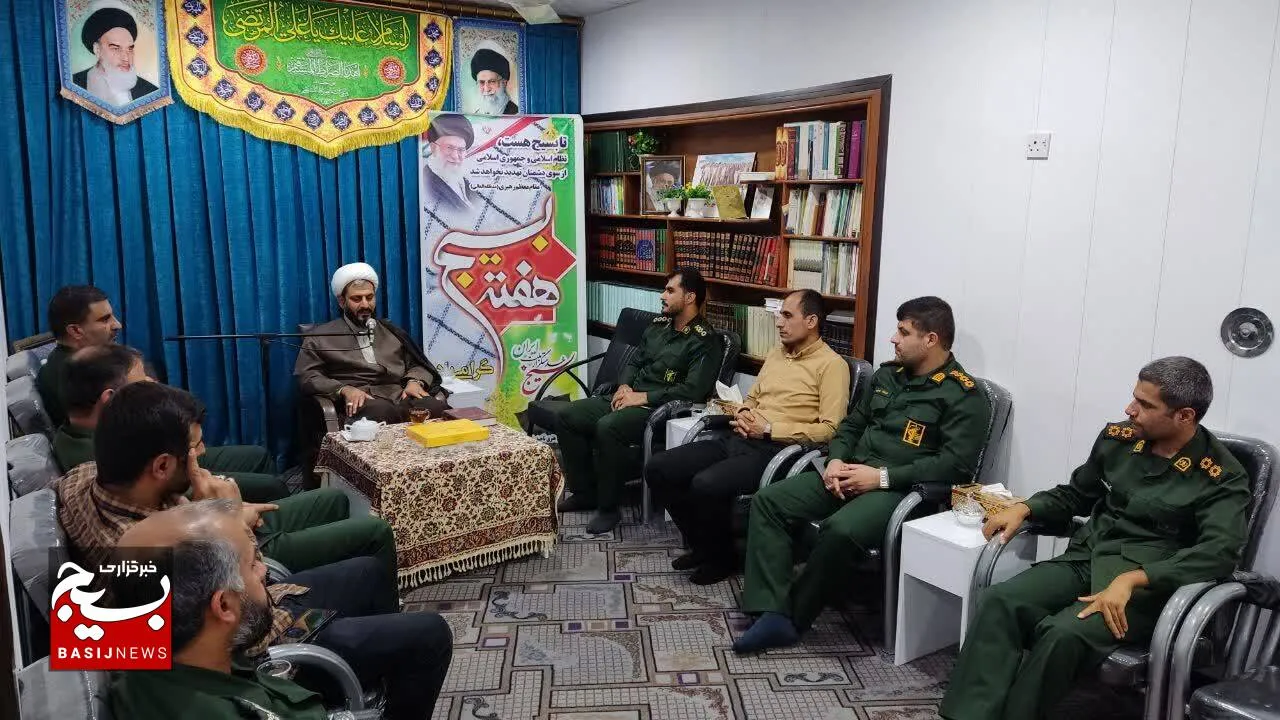 بسیج مظهر یک وحدت مقدس در میان جامعه است