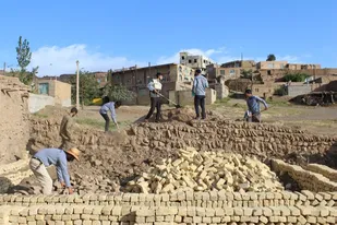 مرمت و بهسازی خانه محرومین در روستای دیزج شاهرود