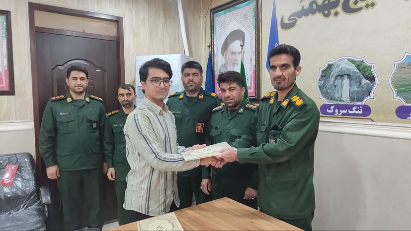 تجلیل از دانش‌آموز نخبه بسیجی بهمئی