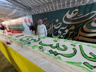 توزیع کیک ۶۹ متری ولادت حضرت زینب کبری سلام الله علیها در میدان شهدا مشهد