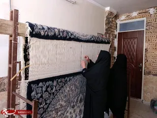 مفروش شدن حرم حضرت زینب کبری (س) با قالی&zwnj;های دست بافت بانوان بسیجی نیشابوری