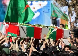 تشییع پیکر مطهر 7 شهید دفاع مقدس در همدان