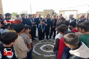 کلنگ&zwnj;زنی زمین چمن مصنوعی در آموزشگاه ۱۳ آبان ماماهان