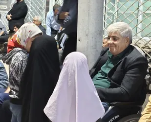روایت لبخندهایی که با شکلات و &laquo;گل یا پوچ&raquo; در تجمعات شبانه زرند معنا می&zwnj;یابد
