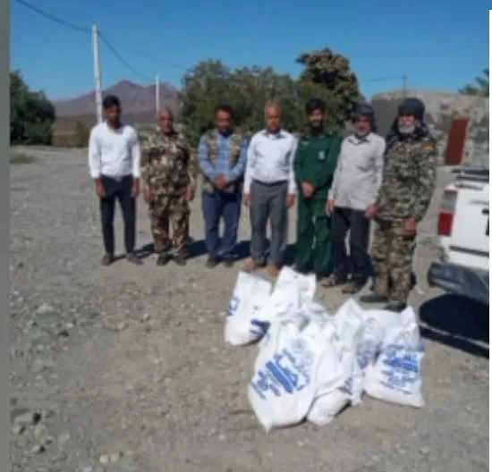 توزیع غذای گرم و بسته کمک معیشتی بین روستاهای سیل زده بخش شمیل