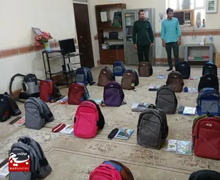 در آستانه هفته دفاع مقدس، گروه جهادی شهدای محمدی سلیمانی ۱۰۰ بسته لوازم&zwnj;التحریر به دانش&zwnj;آموزان عشایری توزیع کرد