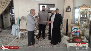 تجلیل از خانواده روحانی شهید"جواد ابوالقاضی" با اهدای هدیه ی رهبری