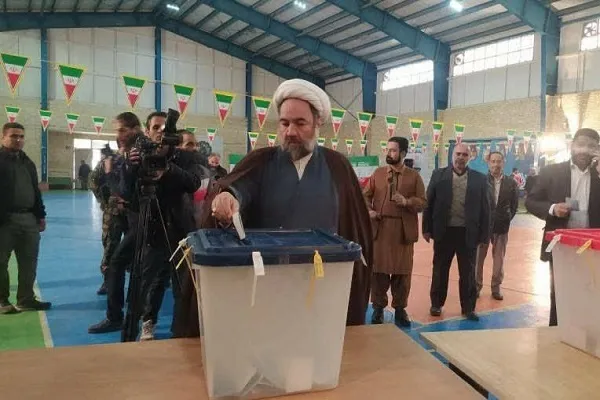 مردم با شرکت در انتخابات در آینده کشور نقش‌آفرین باشند