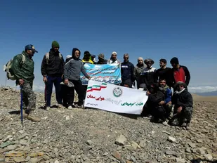 برگزاری کوهنوردی قله نیزوا به همت تیپ ۱۲ قائم عج