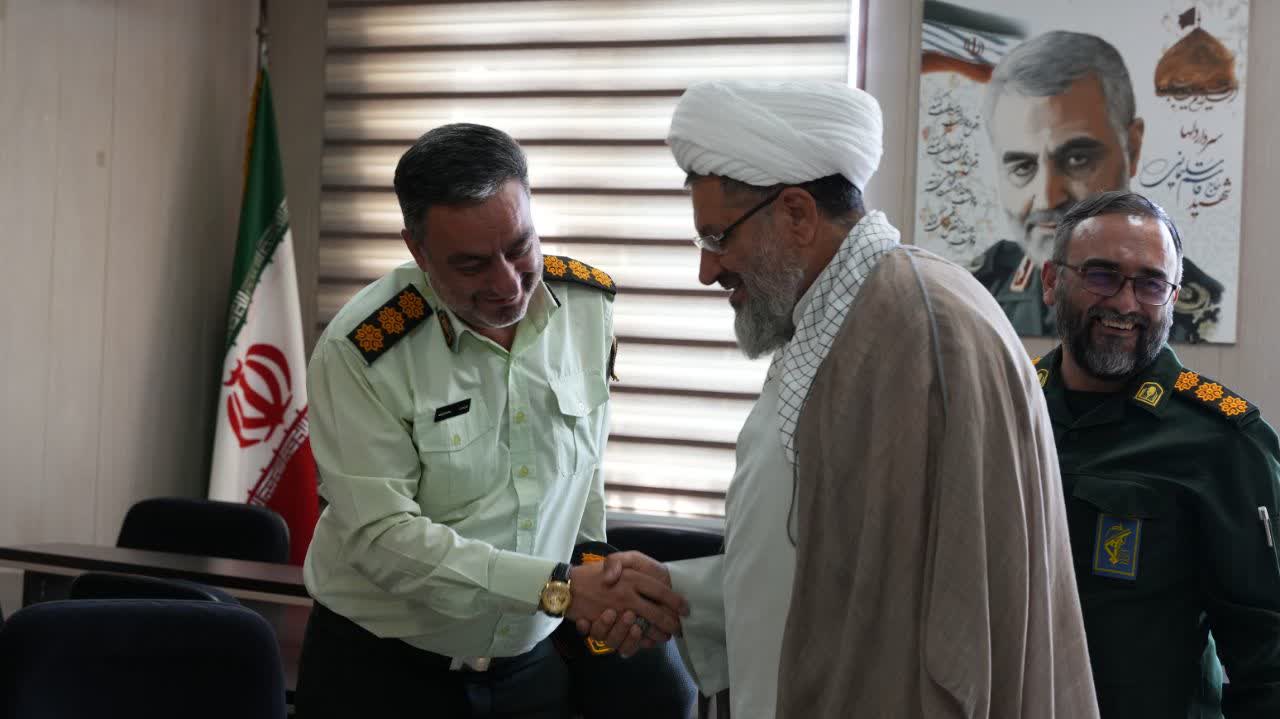 نیروی انتظامی خط مقدم امنیت در مقابله با تهدیدات داخلی است نیروی انتظامی خط مقدم امنیت در مقابله با تهدیدات داخلی است