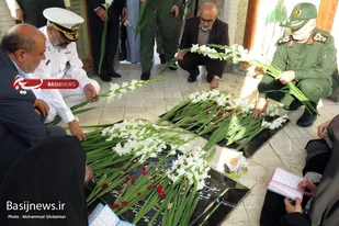 گلزار شهدای بوشهر به مناسبت هفته بسیج گل&zwnj;گذاری شد