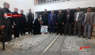 دیدار فرمانده سپاه استان قم با خانواده شهیدان زین الدین