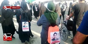 همراهی زائران سبزواری در مسیر پیاده روی اربعین حسینی با "شهید خوش غیرت"  + عکس و فیلم