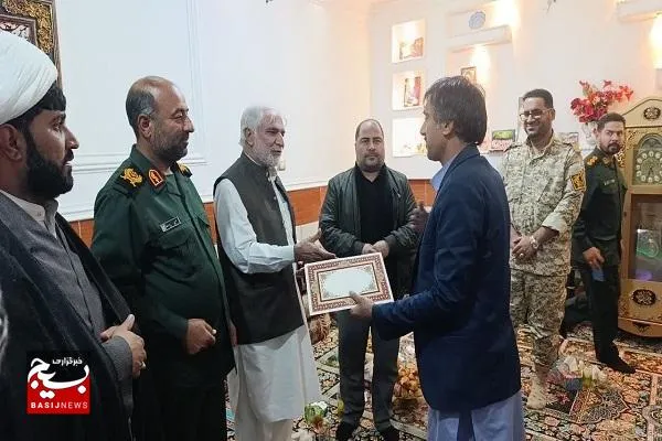 تجلیل از خانواده فرمانده پایگاه شهید نورایی به مناسبت هفته بسج