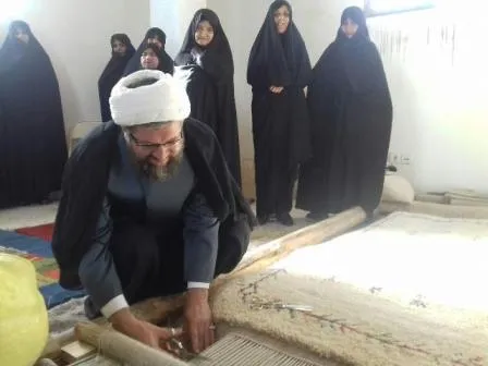 اهدای قالی برای بازسازی عتبات از سوی بانوان سامانی
