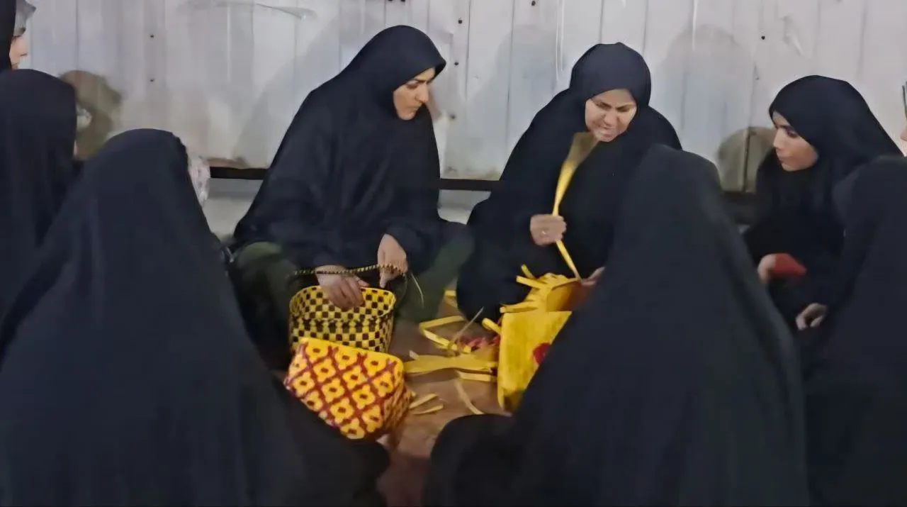 کارآفرینی بانوی هنرمند تسمه بافی در هندیجان 
