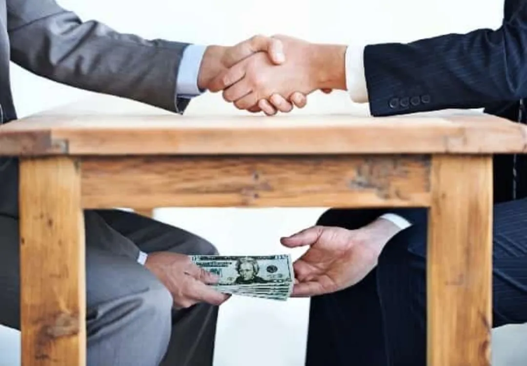 بررسی قوانین بازدارنده فساد اداری و ارزیابی تعارض قوانین