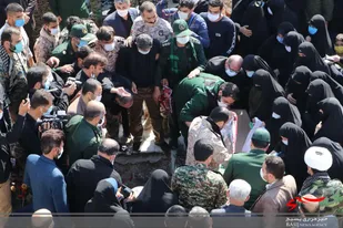 مادر شهیدی که فرزندش را به خاک سپرد