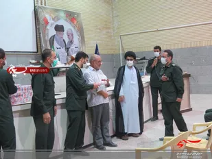 تجلیل و تقدیر از خادمان قرآن و نماز ناحیه مقاومت بسیج خمینی شهر