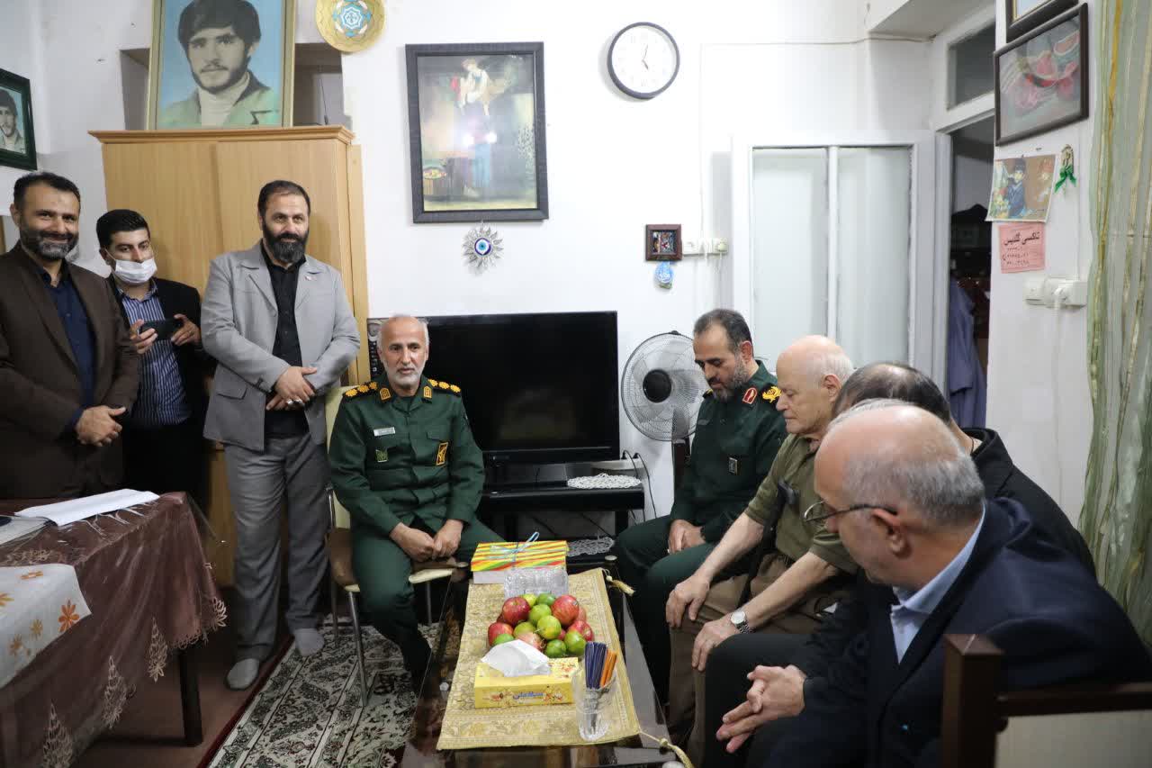 دیدار فرمانده سپاه قدس گیلان با خانواده شهید ورزشکار علی غبرانژاد 