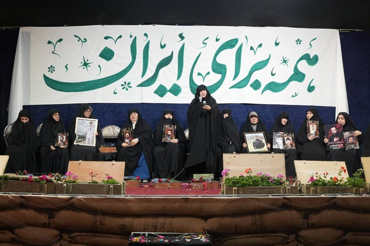 امنیتِ این سرزمین، وامدار دستانیست که فرزندانشان را به راهِ ایران سپردند/ قامتِ فرماندهی که به نمایندگی از مردم ایران، پیشِ مادران شهدا خم شد امنیتِ این سرزمین، وامدار دستانیست که فرزندانشان را به راهِ ایران سپردند/ قامتِ فرماندهی که به نمایندگی از مردم ایران، پیشِ مادران شهدا خم شد