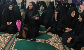 آموزش اسلحه شناسی و باز و بسته کردن سلاح در حاشیه همایش «طلیعه حضور میثاق تعالی» در بندرعباس