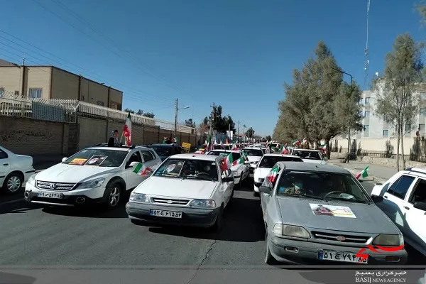 خانواده بزرگ بسیجیان حوزه های مقاومت بسیج ناحیه ویژه زاهدان در رژه خودرویی شرکت کردند