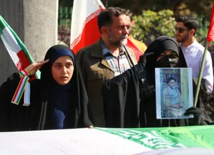 احترام نظامی &laquo;جانفدایان ایران&raquo; به خانواده&zwnj;های شهدا در مشهد