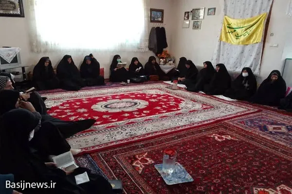 برگزاری محفل انسی با قرآن کريم در منزل شهید «اکبر بهرامی»