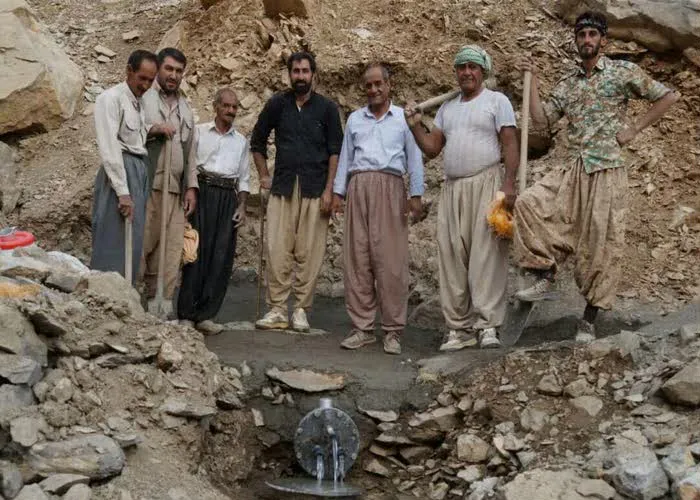 بازسازی چشمه سرتزن و ایجاد مخزن ۶۰۰  لیتری توسط گروه های جهادی
