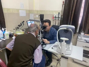 تزریق آمپول آواستین داخل چشم برای اولین بار در بیمارستان ضیایی اردکان