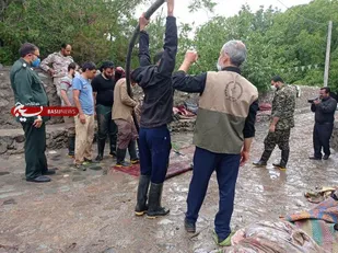 تداوم خدمت رسانی سپاه و بسیج در مناطق سیل زده رابر