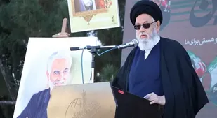 امروز سکوت کردن یک گناه کبیره است/ دشمن در تلاش است تا مردم را ناامید کند