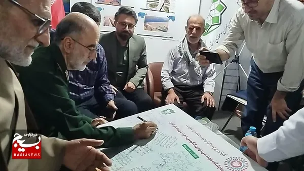 بازدیدسردارآزادی از نمایشگاه روایت پرچمداران