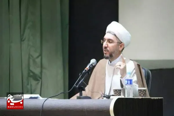 غدیر باید همانند عاشورا و تاسوعا بلکه بیشتر از آن تجلیل و تکریم شود