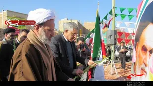 تمثال امام خمینی (ره) در اردستان گلباران شد