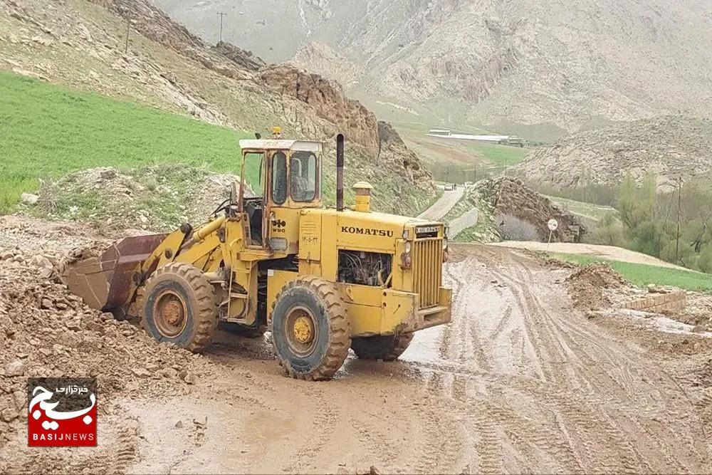 بازگشایی راه ارتباطی ۱۰ روستای نهاوند پس از انسداد ناشی از سیلاب
