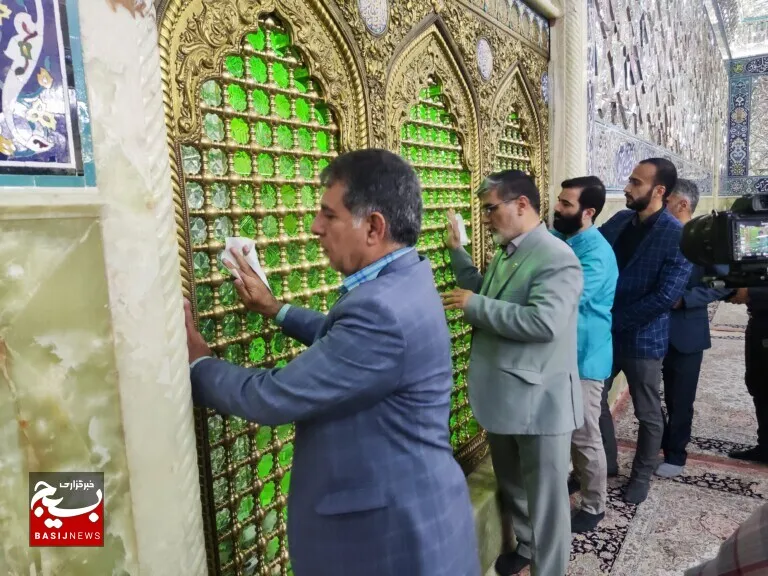 غبارروبی ضریح حرم بانوی کرامت با حضور مدیران روابط عمومی استان قم