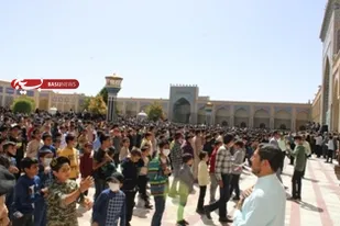 همخوانی نماهنگ سلام فرمانده با حضورحاج ابوذر روحی و خیل عظیم دانش آموزان شهرستان کاشمر