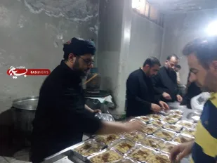 تهیه طعام گرم در زینبیه سوریه توسط گروه جهادی بین المللی عبرات استان قزوین