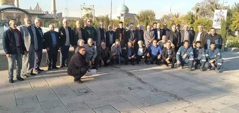 تجدید بیعت بسیجیان پیشکسوت قرچک با آرمان های انقلاب اسلامی در حرم مطهر امام خمینی(ره) به مناسبت هفته بسیج