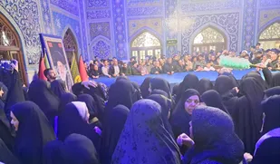 تجدید بیعت ۷۰۰ فرمانده بسیج دانش&zwnj;آموزی مشهد با آرمان&zwnj;های رهبر شهید در حرم رضوی