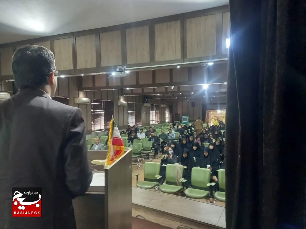 جلوگیری از رشد و انتشار منکر از اثرات امر به‌ معروف است