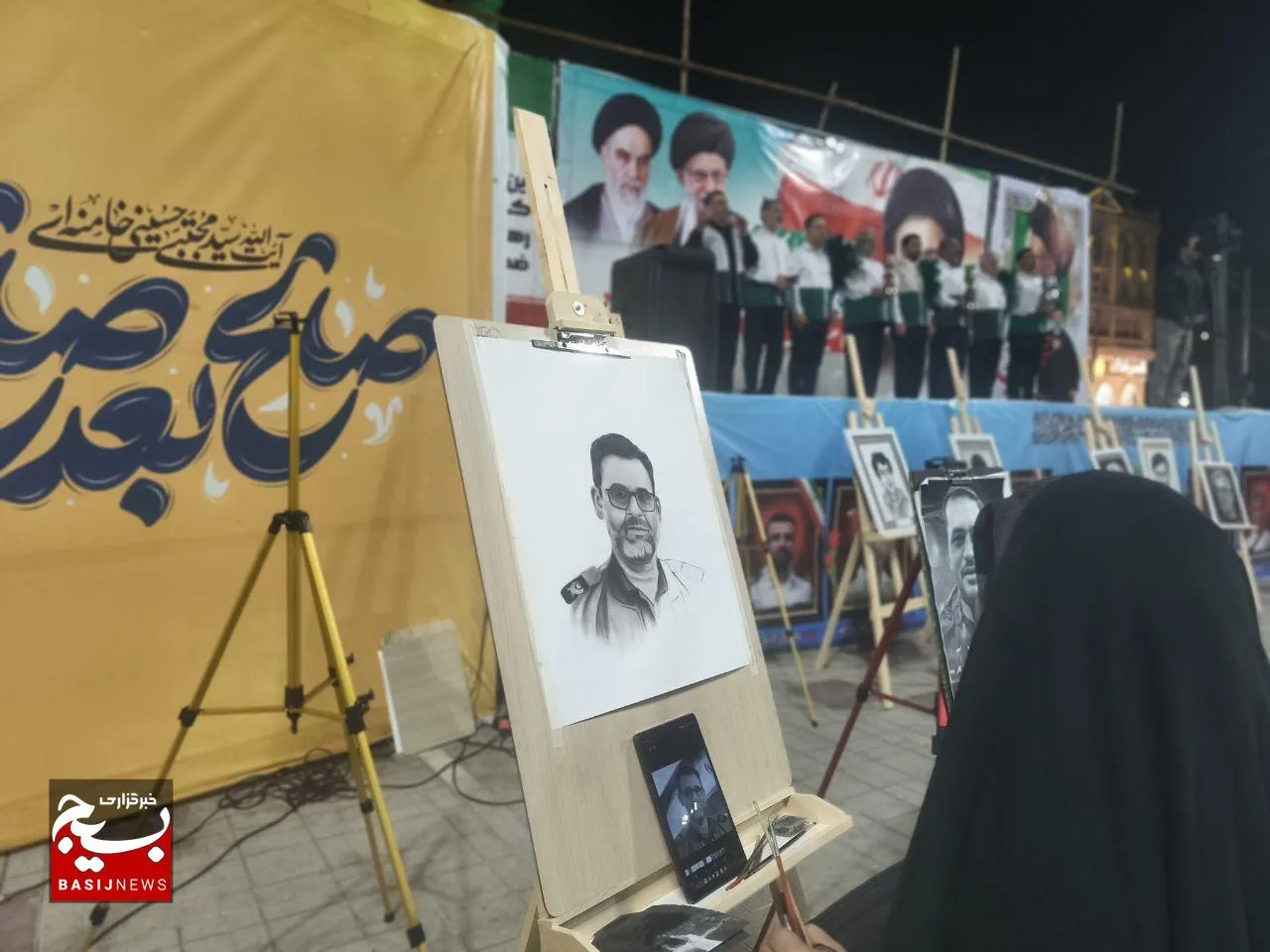 هنر ادای دین کرد/طراحی زنده‌ی چهره‌ی شهدای مدافع امنیت خرمشهر در سالروز حماسه