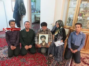 دیدار بسیجیان پایگاه شهید مدنی(ره) ملایر با خانواده 3 شهید