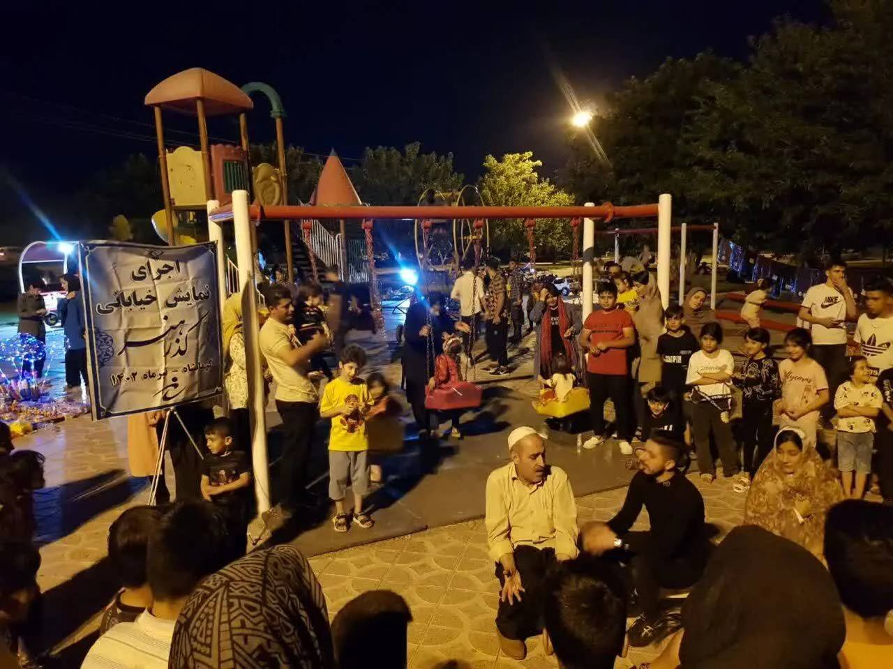 اجرای نمایش خیابانی سوغات فرنگ در اسلام آباد غرب