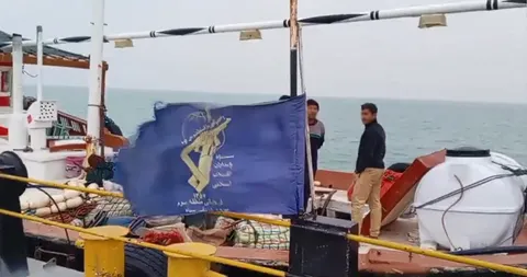انتقال ۲۰ هزار لیتر آب شرب به جزیره بونه با همت بسیج دریایی هندیجان
