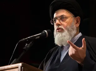 مبارزه با جریان تحریف نیازمند روشنگری رسانه ها و خواص جامعه است