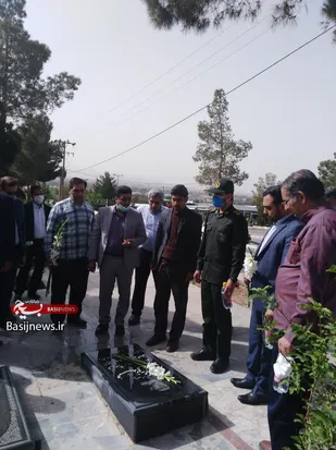 غبارروبی و عطر افشانی مزار شهدای معلم گلزار شهدای امامزاده سید محمد خمینی شهر